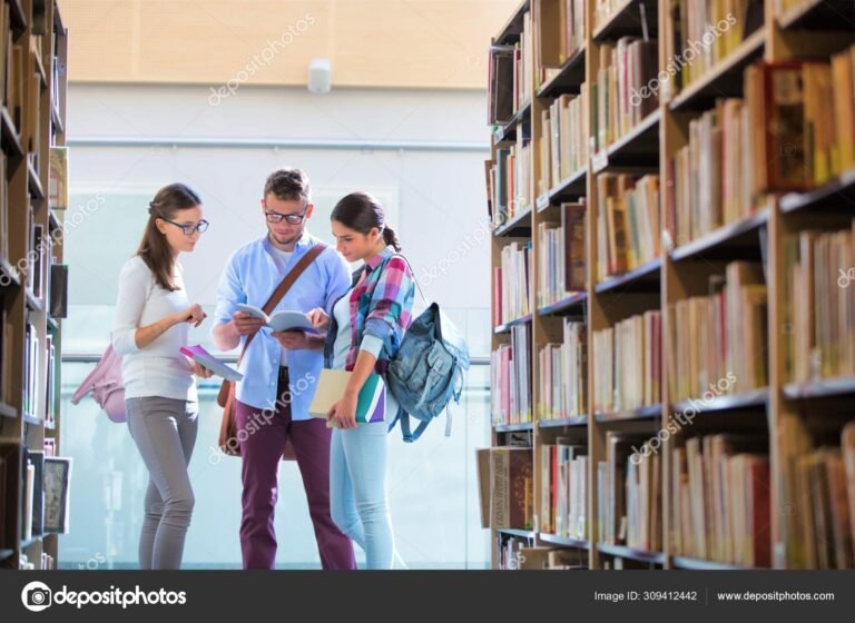 Quais são as principais características do PPG em Estudos Literários da UFJF 2 estudantes discutindo literatura em um campus