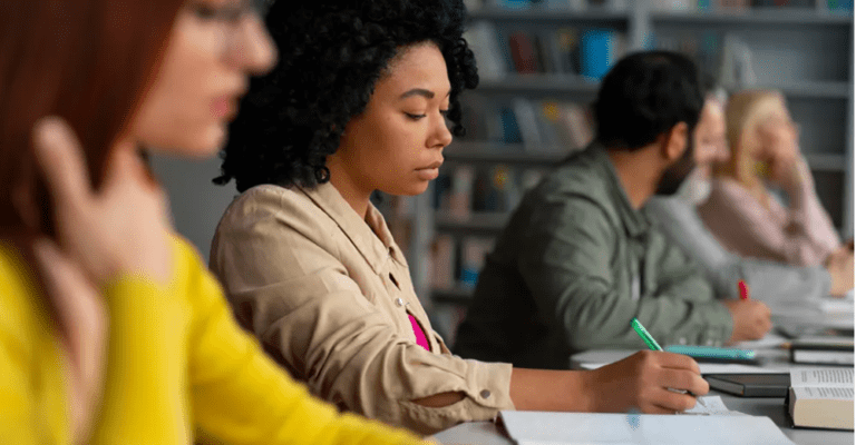 Quanto Custa uma Pós-Graduação e Como Escolher a Melhor Opção 28 estudantes discutindo opcoes de pos graduacao