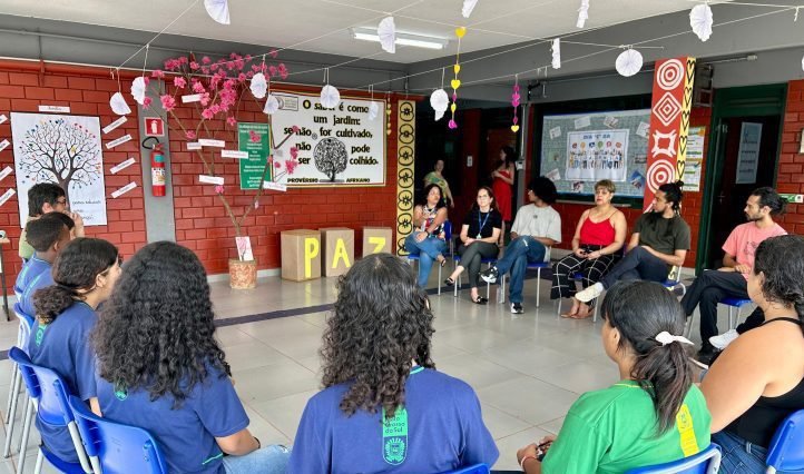 estudantes discutindo sobre cidadania em grupo