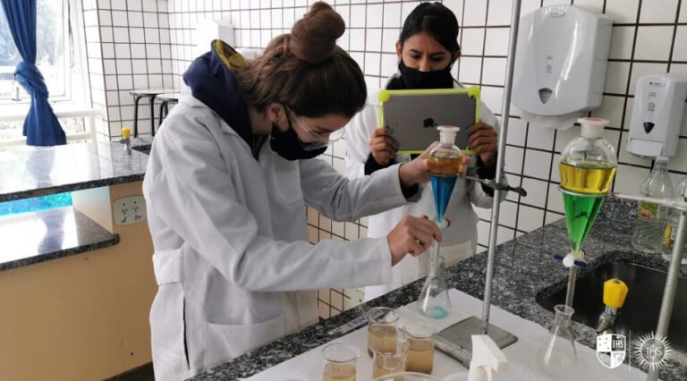 Quais cursos e oportunidades a Escola Técnica Duque de Caxias oferece 27 estudantes em aula pratica de laboratorio 1