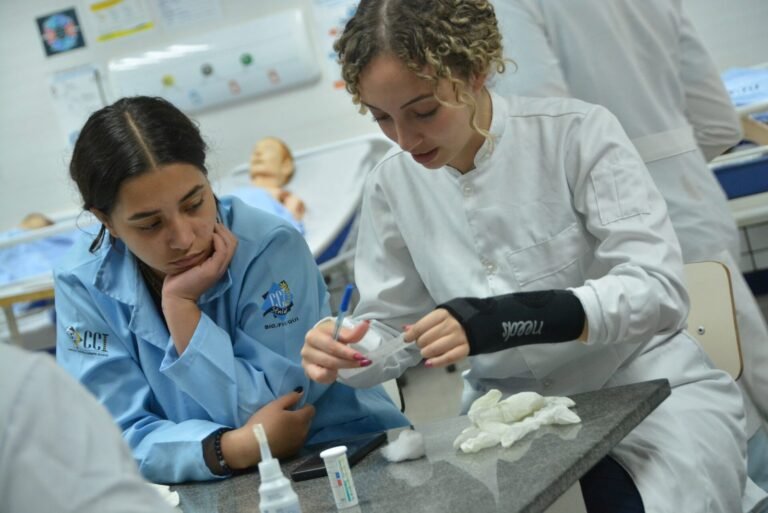 estudantes em aula pratica de saude