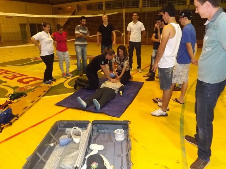estudantes em aula pratica de tecnica