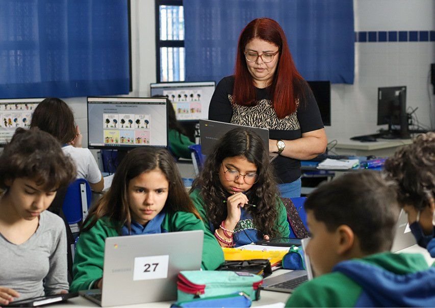 Como fazer um projeto brasileiro de educação com cursos técnicos gratuitos 1 estudantes em aula pratica de tecnologia 2