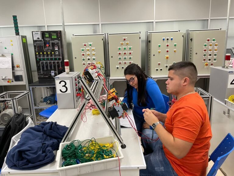 estudantes em aula pratica no senai