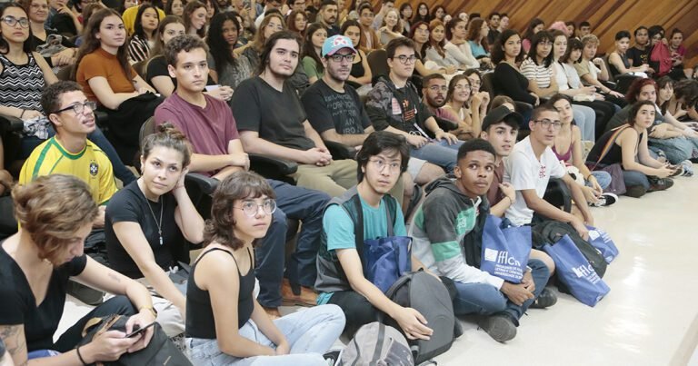 Qual é a melhor faculdade de São Paulo para o seu curso 12 estudantes em diferentes faculdades de sao paulo