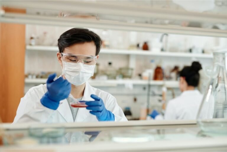 estudantes em laboratorio de farmacia