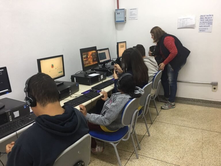 O Que É a Faculdade de TI e Quais São Suas Principais Disciplinas 20 estudantes em laboratorio de tecnologia da informacao