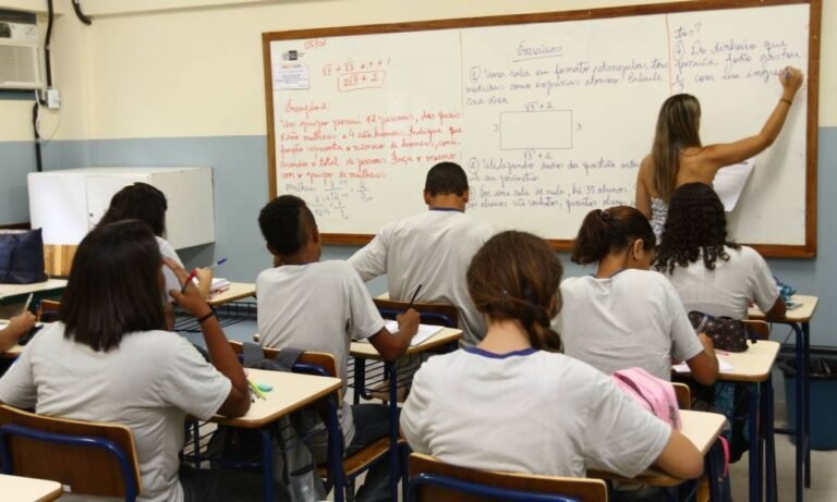 estudantes em sala de aula com materiais