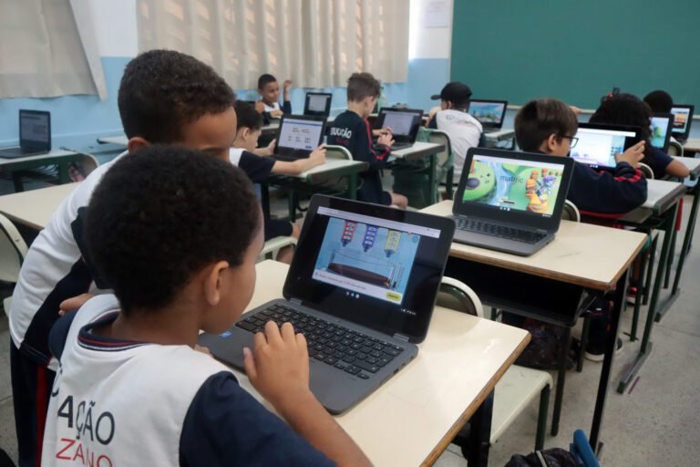 estudantes em sala de aula de computacao