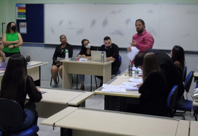 estudantes em sala de aula de direito