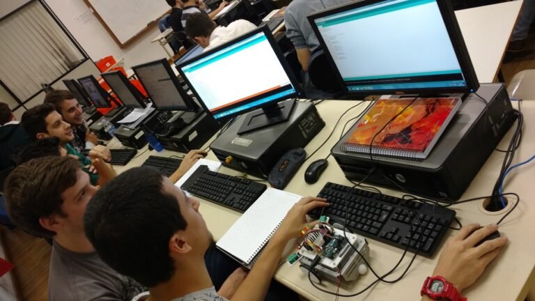 estudantes em sala de aula de ti