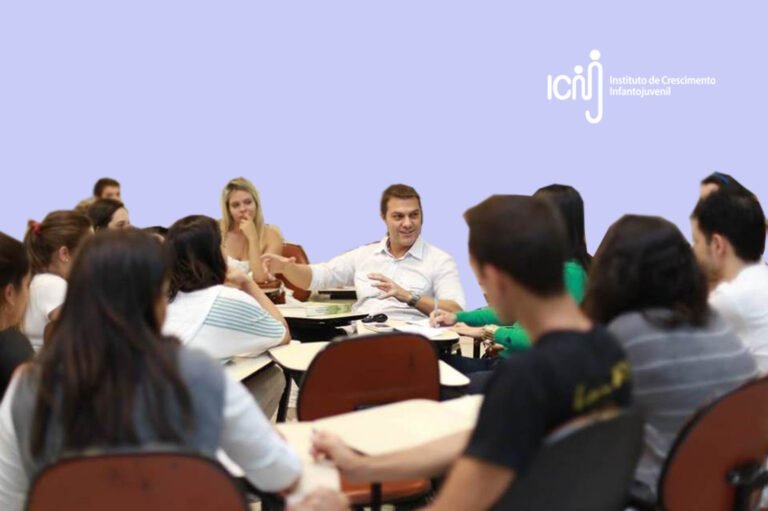 estudantes em sala de aula discutindo 1