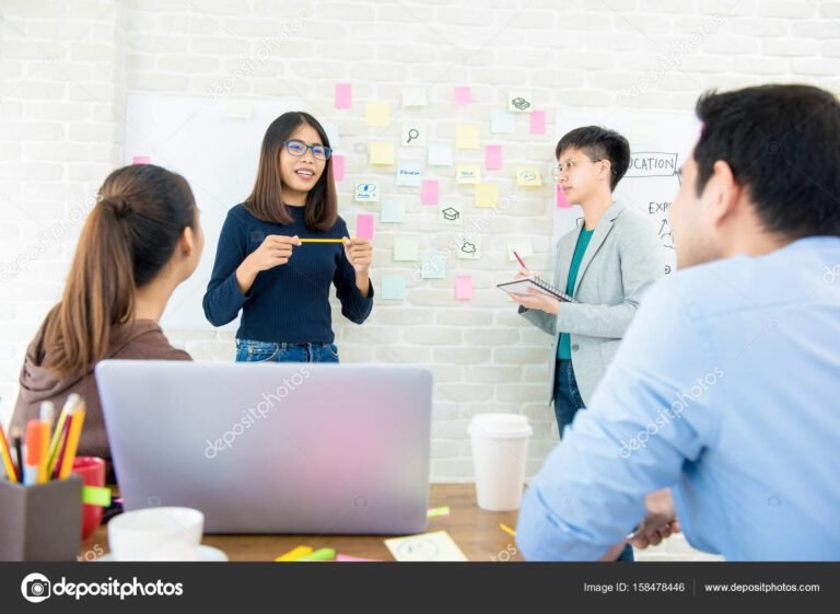 O Que Se Aprende No Curso de Administração e Quais Suas Aplicações 11 estudantes em sala de aula discutindo projetos