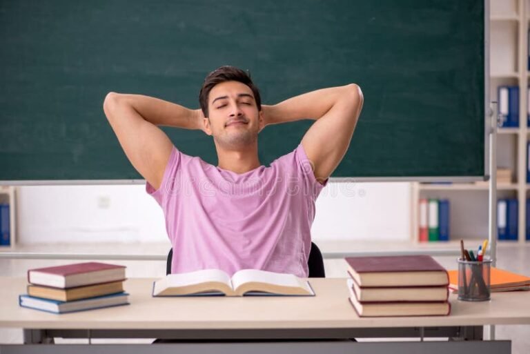 Precisa de faculdade para se tornar policial militar no Brasil 7 estudantes em sala de aula preparando se