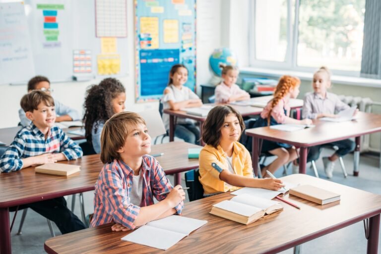 estudantes em um ambiente escolar seguro