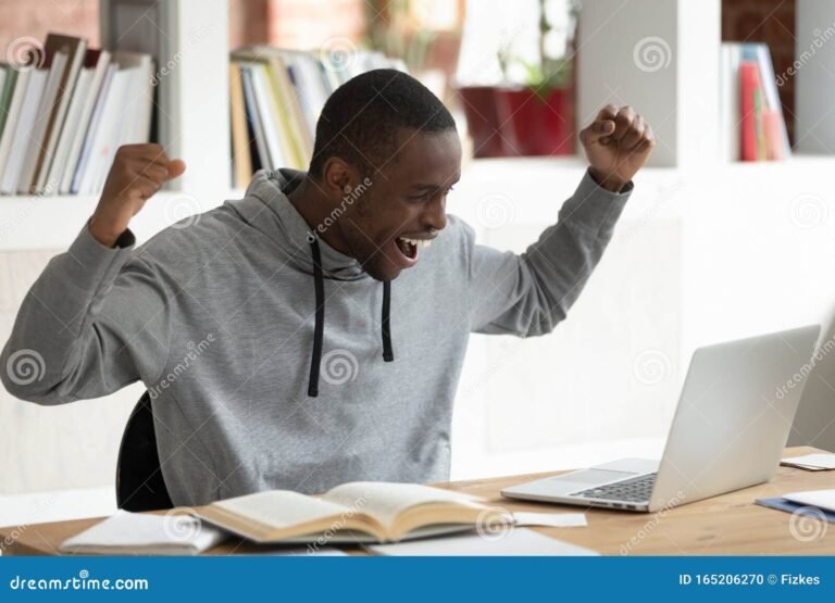 Já Saiu a Nota do Enem Descubra Como Acessar e Consultar! 18 estudantes felizes celebrando resultados de exames