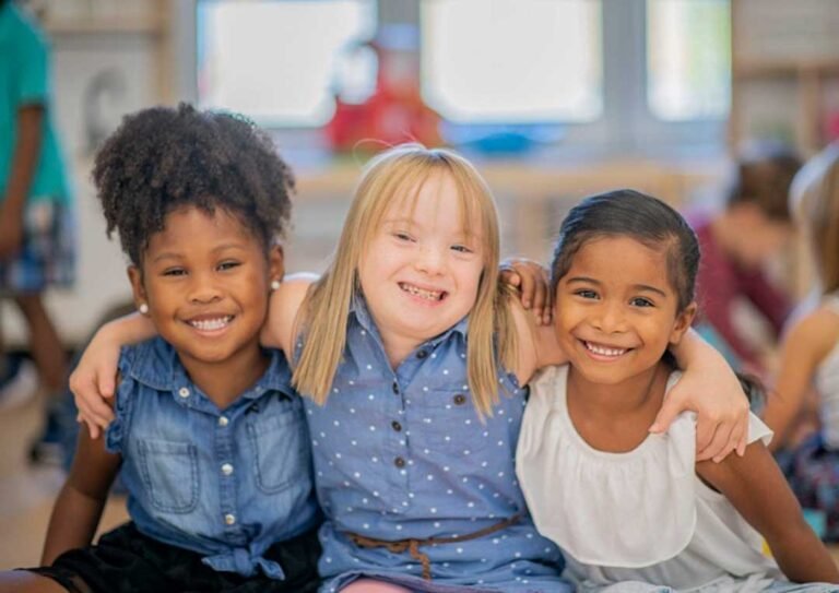 Como Funciona o Programa Educa Mais Brasil e Quais São Seus Benefícios 24 estudantes felizes em ambiente educacional