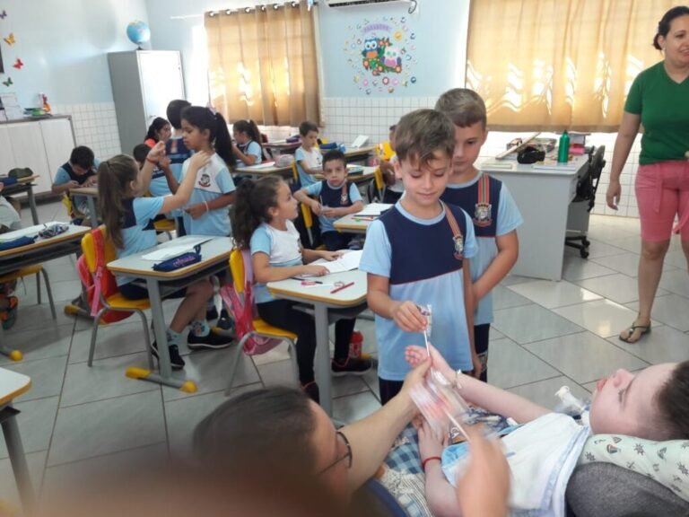 Como Funciona o Novo FIES e Quais São Suas Principais Regras 23 estudantes felizes em ambiente escolar