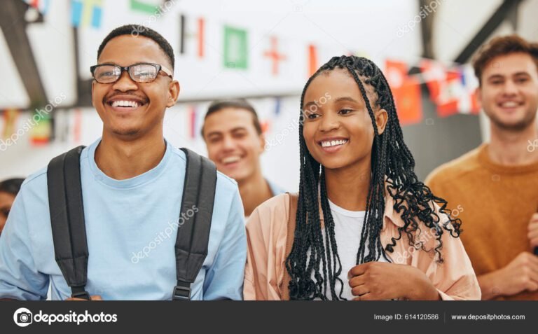 É possível ingressar na faculdade sem o Enem Descubra aqui! 17 estudantes felizes em uma universidade 1