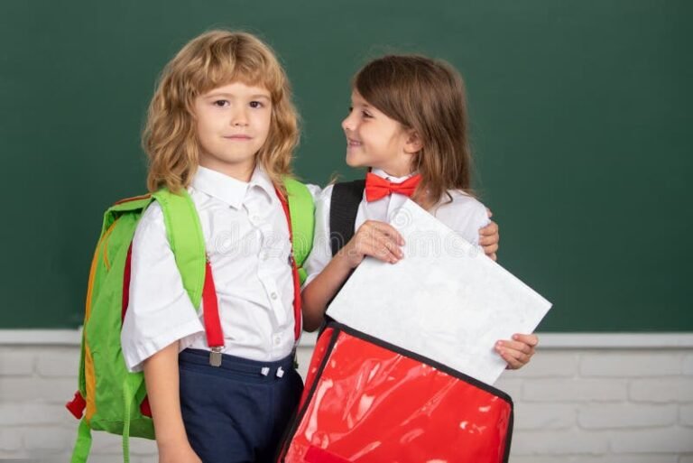 O que é necessário para ter o segundo grau completo e até que série 17 estudantes felizes na escola aprendendo juntos