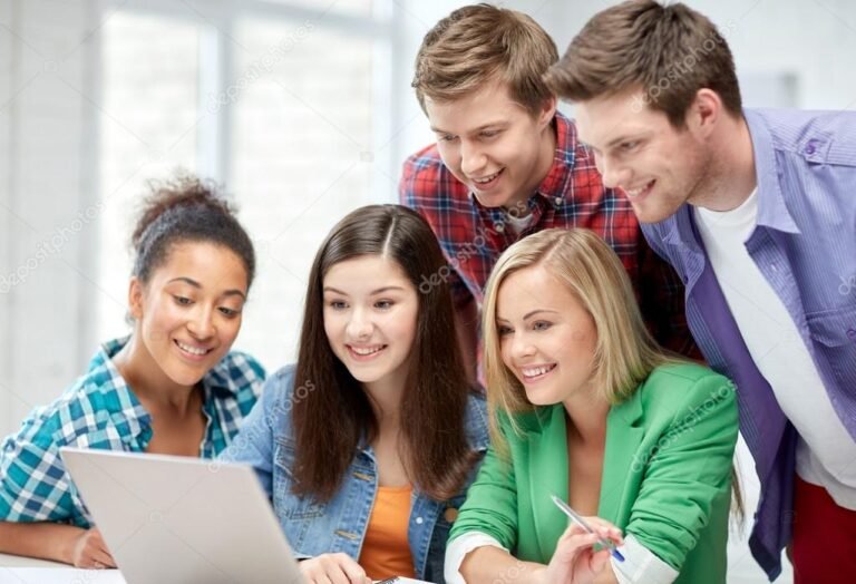 estudantes felizes usando laptops em grupo