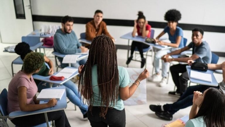 estudantes interagindo em ambiente escolar seguro
