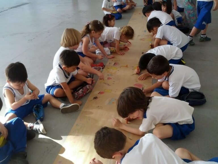 O que São Atividades de Extensão e Qual a Sua Importância na Educação 19 estudantes interagindo em atividade comunitaria