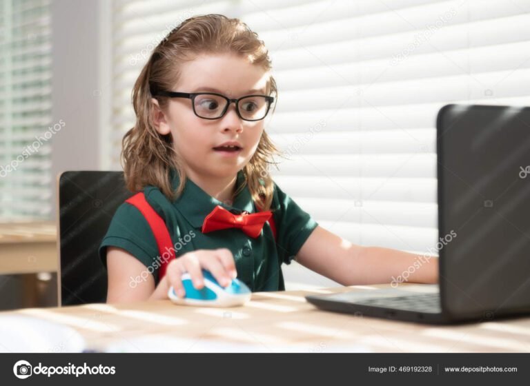 Como Funciona a Pós-Graduação EAD da PUC Minas Descubra Aqui! 12 estudantes online interagindo em um computador