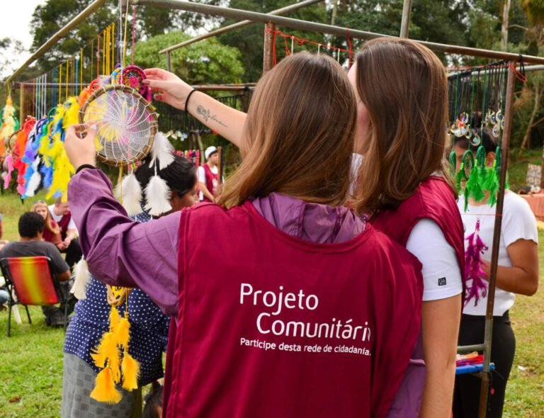 estudantes participando de projeto comunitario