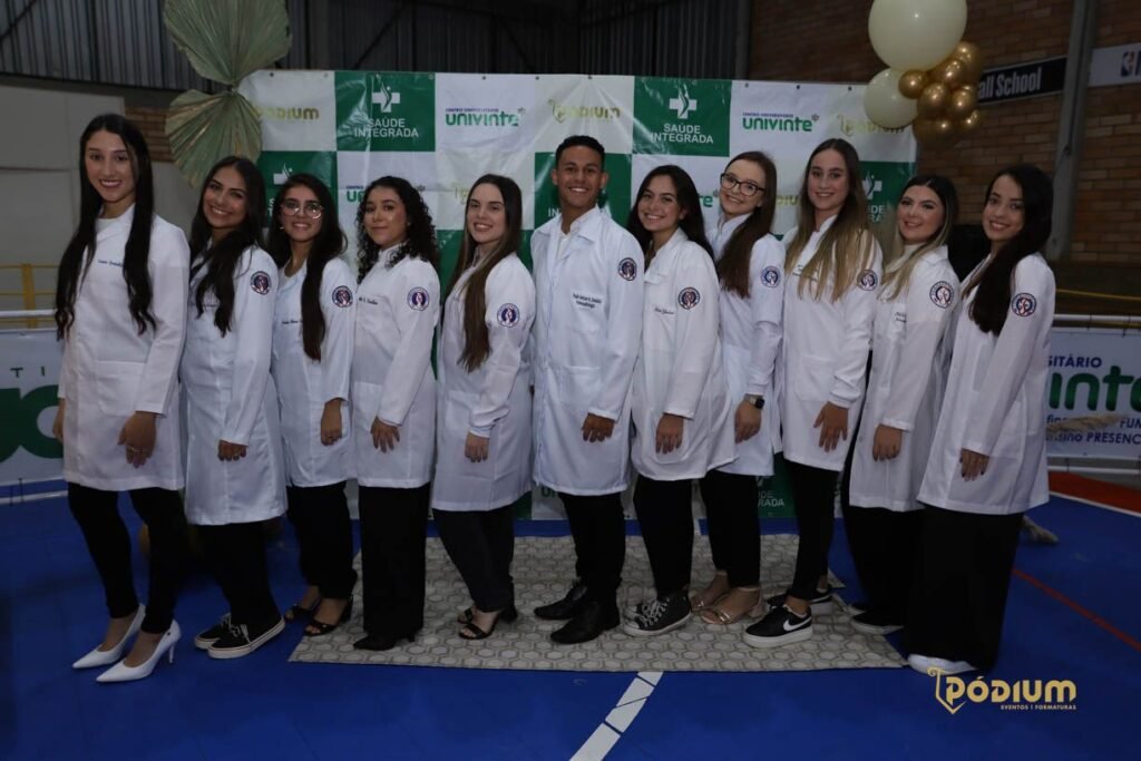 Em qual semestre é realizada a cerimônia do jaleco na faculdade