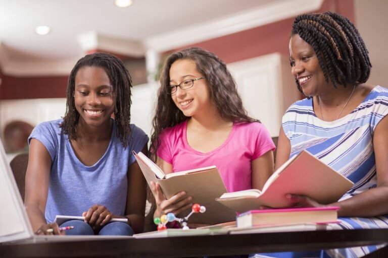 estudantes revisando materiais de estudo juntos