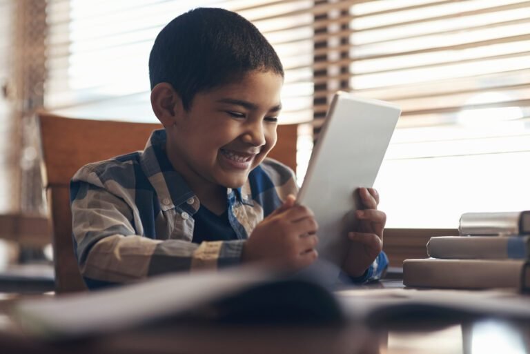 estudantes sorrindo em ambiente digital