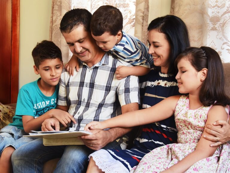 familia unida em um lar acolhedor