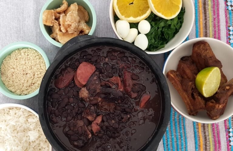 feijoada em uma mesa de botequim carioca