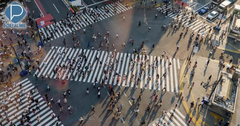 fluxo de pessoas em uma cidade movimentada