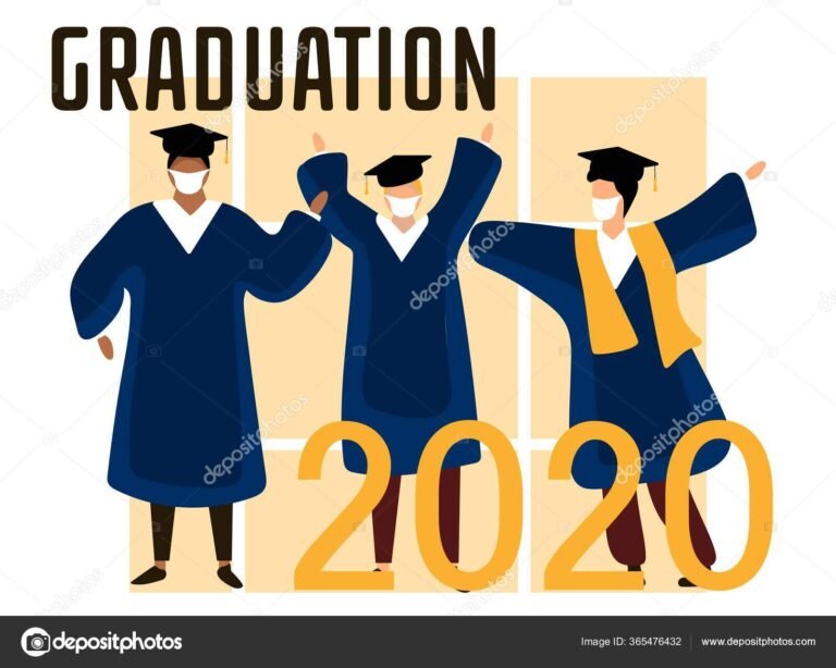 formandos em trajes academicos celebrando