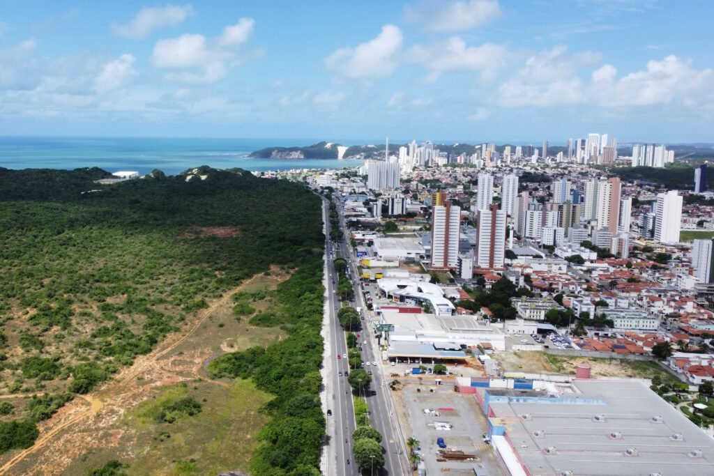 Onde fica a Uninassau Natal na Avenida Engenheiro Roberto Freire 1 foto aerea da avenida engenheiro roberto freire