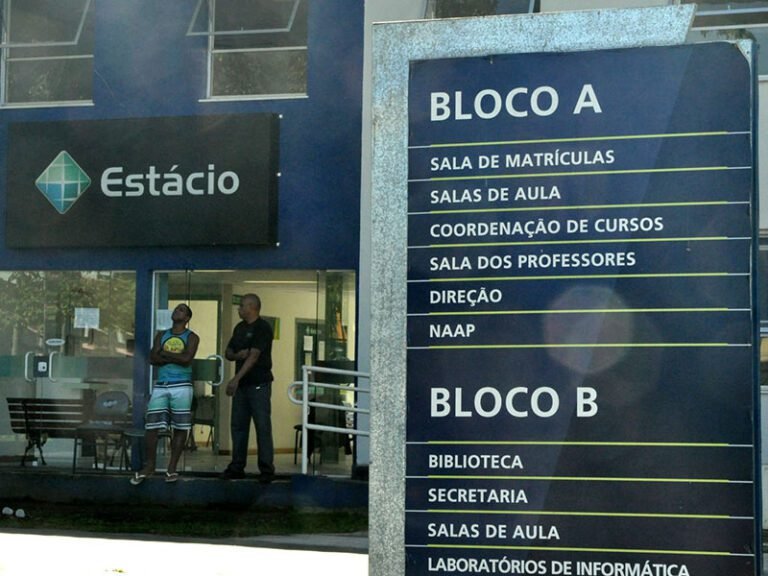 Qual é a estrutura e os cursos oferecidos no Bloco E do Centro Universitário Estácio do Ceará 8 foto do bloco e do centro estacio