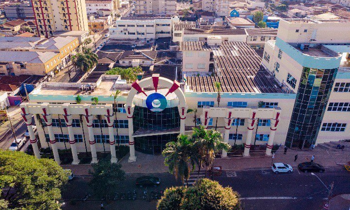 Qual a infraestrutura e cursos oferecidos pelo Centro Universitário Barão de Mauá em Itararé