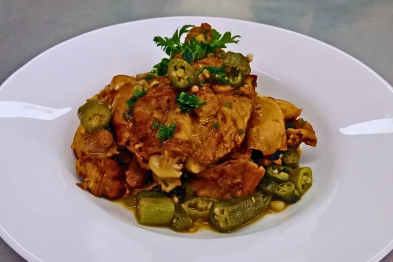 frango com quiabo em uma panela colorida