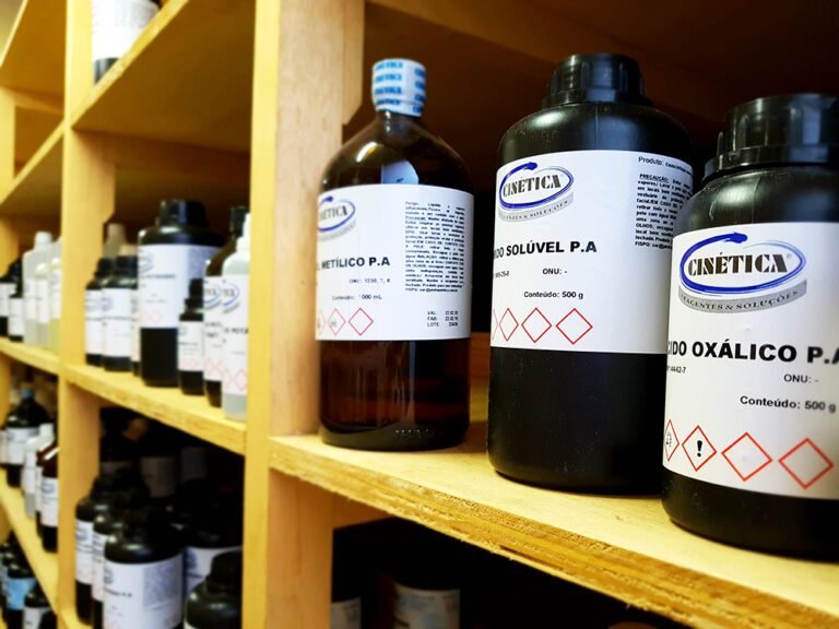 frasco de produtos quimicos em laboratorio