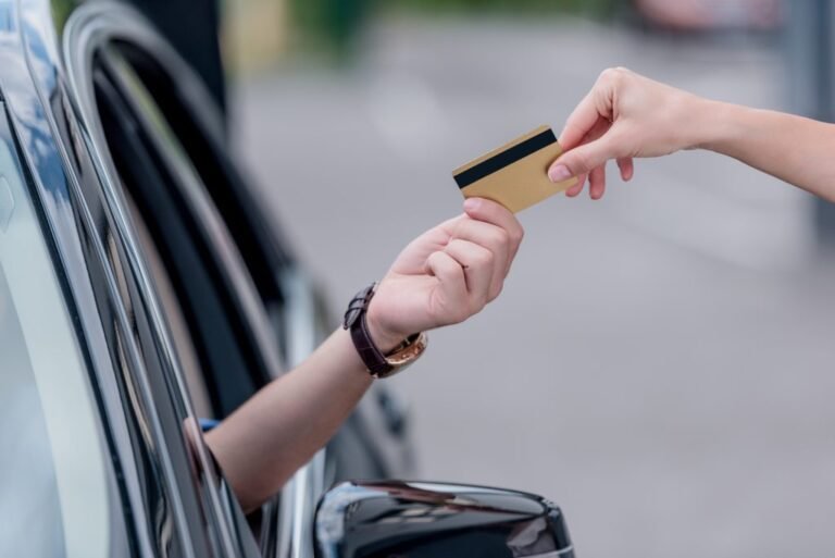 funcionarios usando cartao corporativo no trabalho