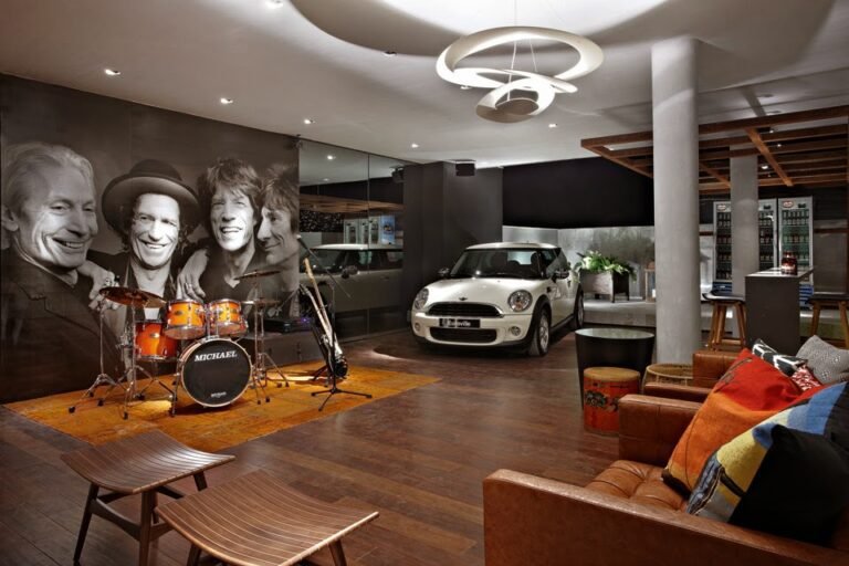 garagem integrada a um predio residencial