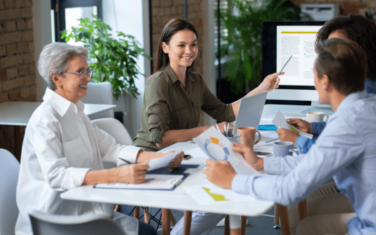 gestora orientando equipe em reuniao colaborativa