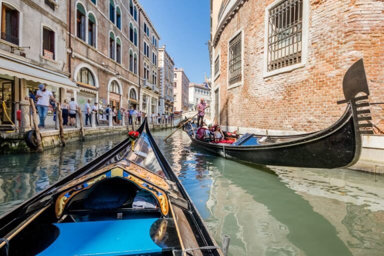gondola navegando em um canal veneziano