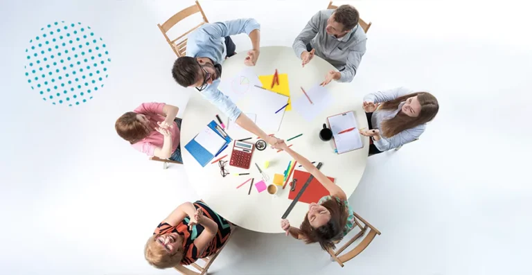 grupo colaborando em um ambiente de trabalho