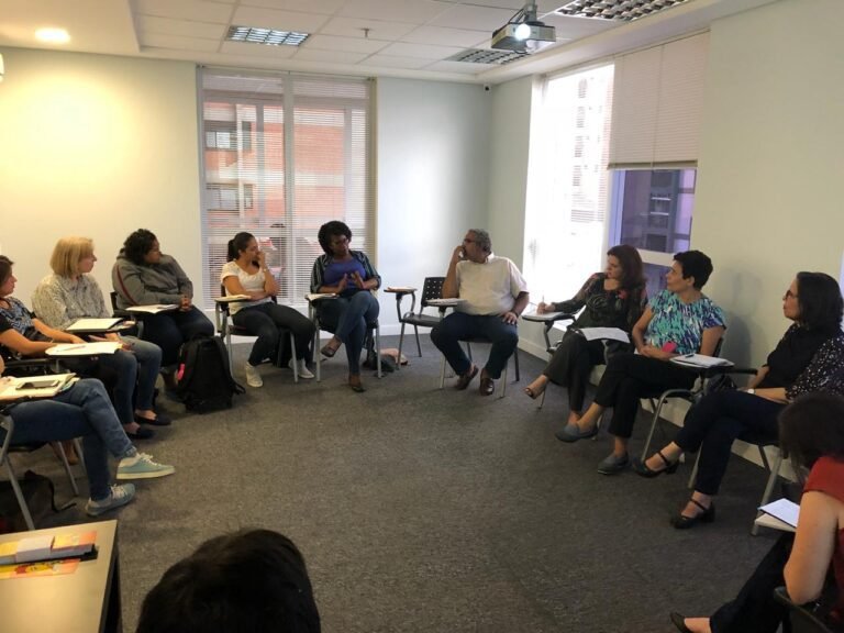 O que é amostragem bola de neve e como ela é utilizada na pesquisa 9 grupo de pessoas conversando em circulo