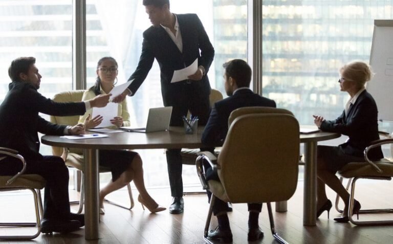 grupo de pessoas discutindo investimentos