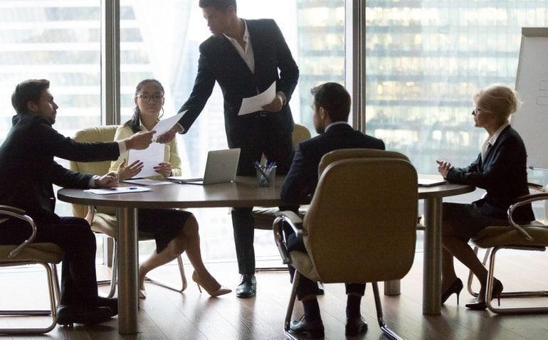 Grupamento de Ações: Quais São os Prós e Contras Para Investidores 8 Grupamento de Ações: Quais São os Prós e Contras Para Investidores