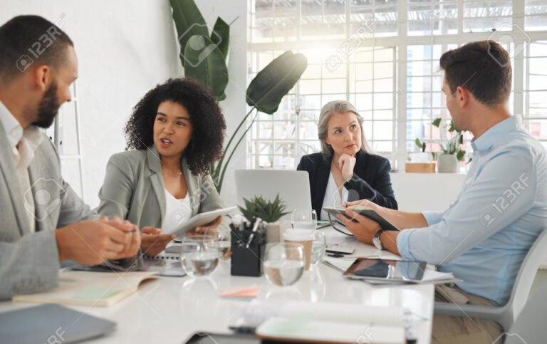 O que faz um profissional de gestão de recursos humanos e qual o salário 7 grupo de profissionais em reuniao de trabalho